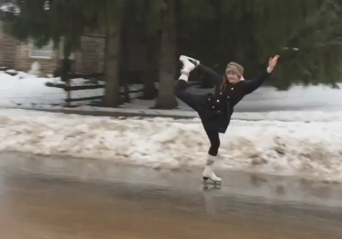 Patinaj pe strazi, in Canada. Oamenii au profitat de gheata si s-au plimbat ori au jucat hochei. VIDEO
