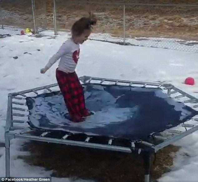 Clipul urmarit de peste 25 de milioane de ori pe Facebook. Ce se intampla cu fetita care sare pe trambulina. VIDEO