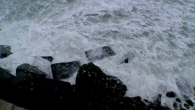 Furtuna la malul marii, operatiunile din porturi au fost suspendate. Oamenii au profitat de valuri pentru a face fotografii