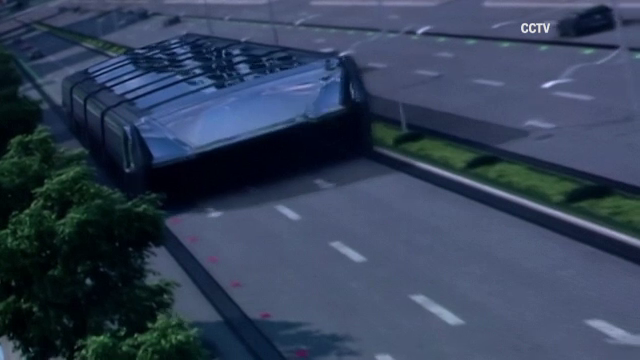 Trebuia sa revolutioneze industria transportului, dar a fost lasat in paragina. De ce zace nefolosit "autobuzul viitorului"