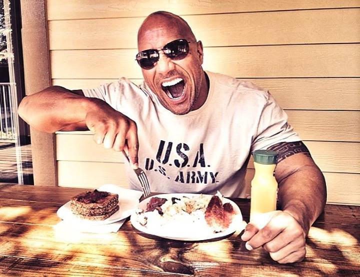 The Rock a dat iama in mancare de sarbatori: "Asta e cheat meal-ul meu"