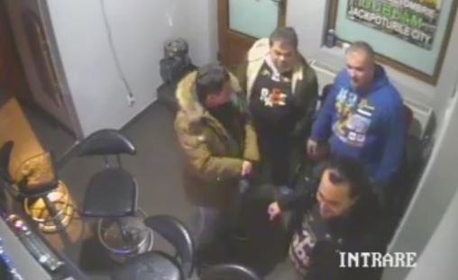 A dat norocul peste el chiar de Sarbatori. Reactia unui roman dupa ce a castigat 20.000 de lei la "pacanele"