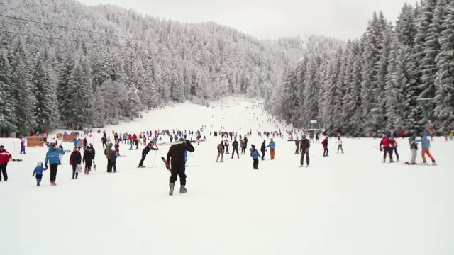 Centrul distractiei de Revelion ramane si anul acesta Poiana Brasov. Cat costa aici cel mai scump sejur de Anul Nou