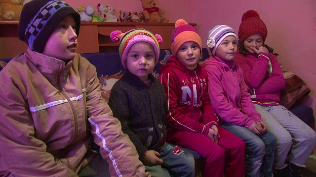 Impresionati de povestea sotilor din Botosani care isi cresc cei 10 copii, mai multi taximetristi le-au sarit in ajutor