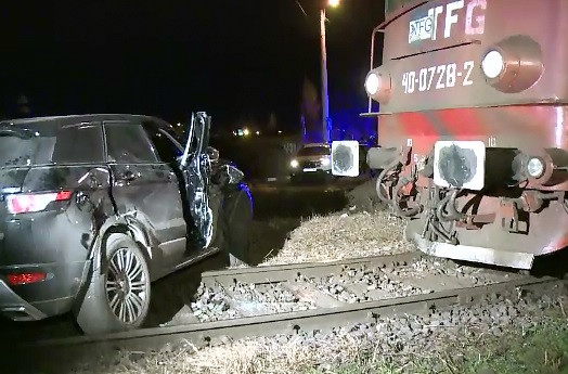 O soferita din Capitala a trecut printr-un adevarat cosmar. Masina in care se afla a fost lovita de o locomotiva de marfar