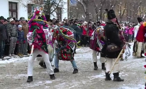Aproape 600 de colindatori si-au dat intalnire la Vatra Dornei, la cea de-a 21-a editie a Festivalului obiceiurilor de iarna