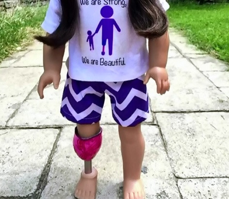 Cum s-a gandit o studenta din New York sa faca jucarii speciale pentru copiii care au suferit amputatii si poarta proteze