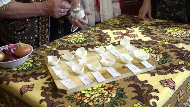 "Calendarul" de ceapa, obiceiul vechi de sute de ani care ar prezice cat de bogat va fi anul. "Ne ghidam cand ploua"