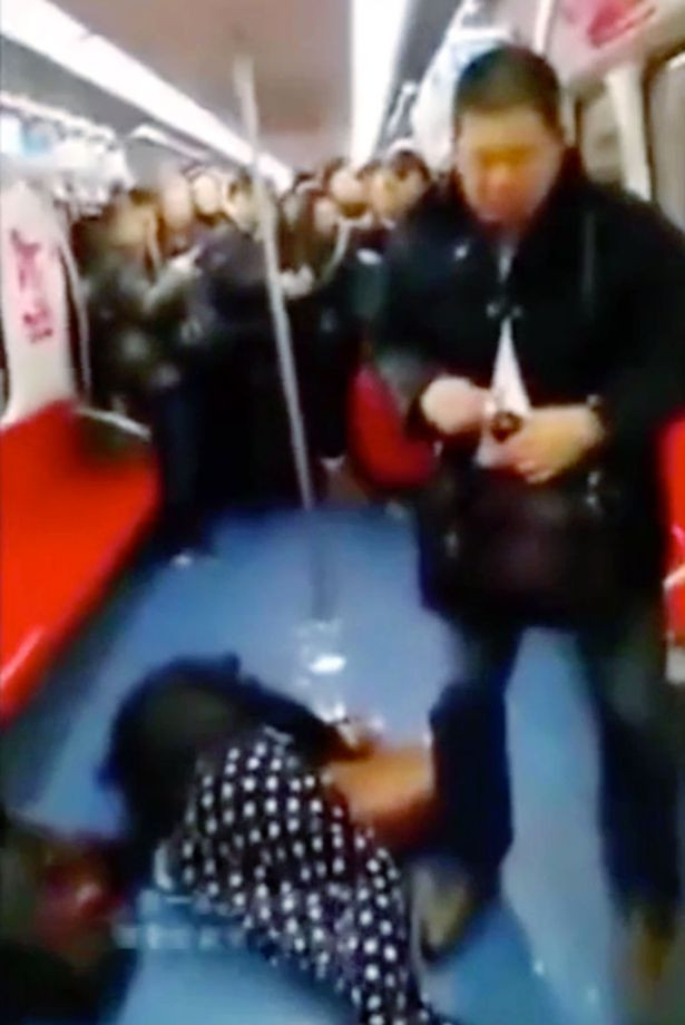 Tentativa de sinucidere in masa intr-un metrou din China, filmata. Mai multe persoane cad inconstiente dupa ce consuma otrava