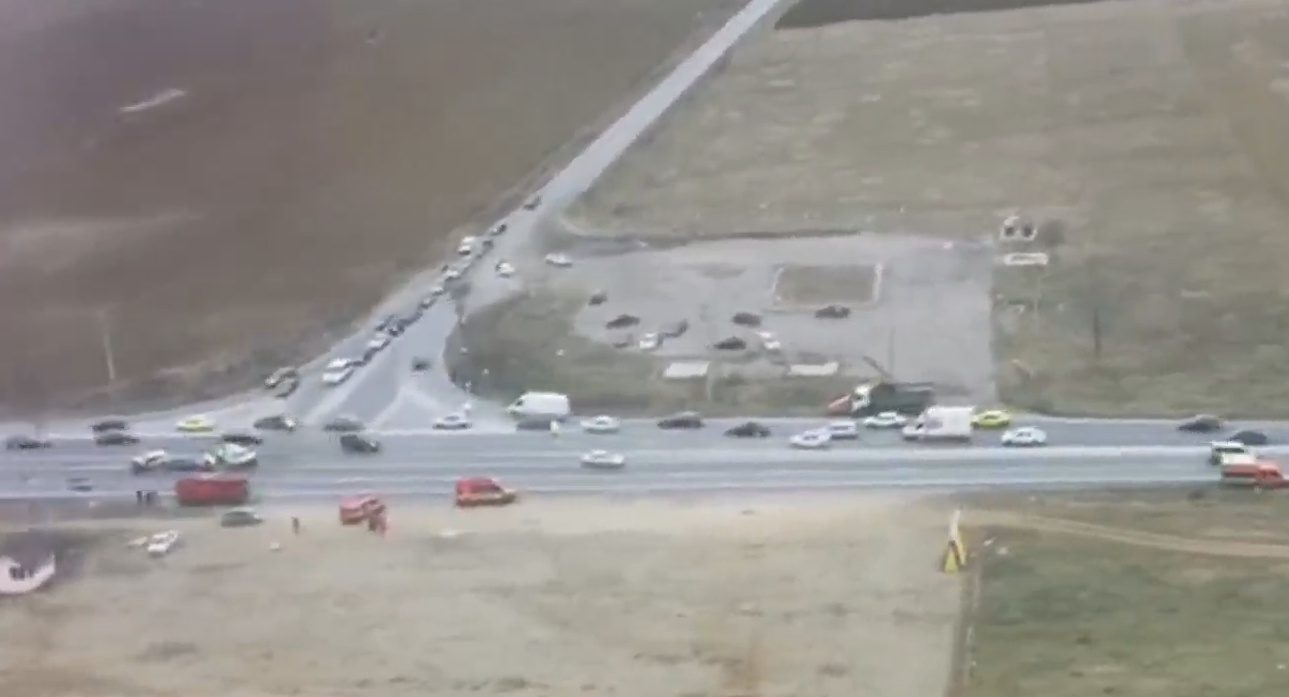 Un mort si trei raniti pe DN 1, dupa impactul violent dintre trei autovehicule. Locul accidentului, filmat din elicopter