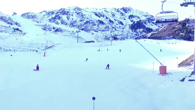 In fiecare iarna, peste 110.000 de romani vin sa schieze din aceasta tara. Statiunea unde pot aluneca pe 550 de km de partii