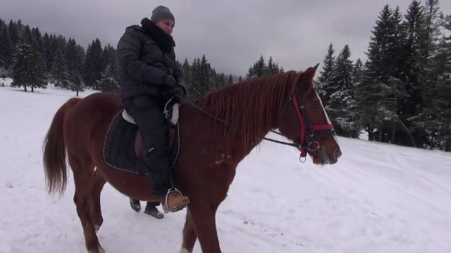 Plimbari cu calul sau snowmobilul pentru turistii ajunsi pe Valea Prahovei. Cat costa sejurul de Revelion pentru o familie