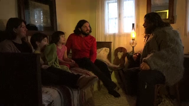 Revelion ca pe vremea bunicilor, fara curent si tehnologie, la Baia Sprie. Fetita: "Ce faceai fara tableta cand erai mic?"