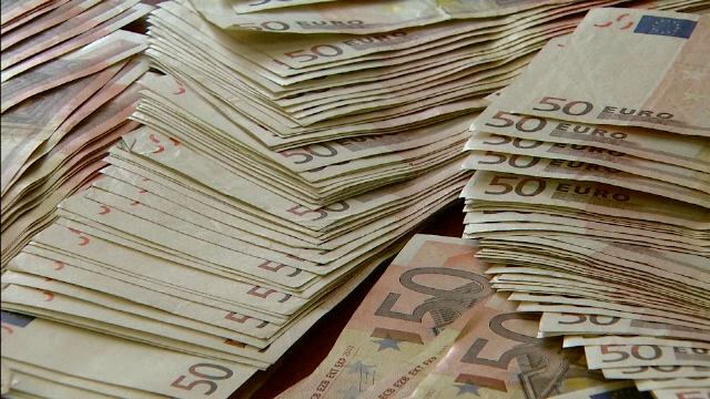 Guvernul da cu o mana si ia cu cealalta. Printre mariri de pensii si salarii, Executivul a ascuns o impozitare suplimentara