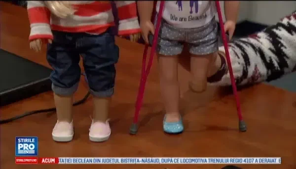 Cum s-a gandit o studenta din New York sa faca jucarii speciale pentru copiii care au suferit amputatii si poarta proteze