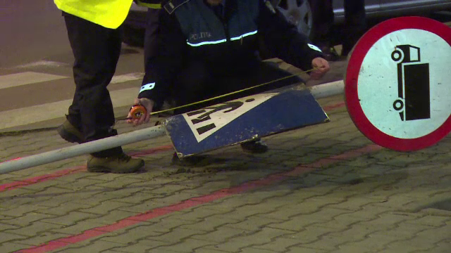 Tanara care a fost lovita in cap de un indicator rutier doborat de o masina a murit. Soferul, acuzat de ucidere din culpa