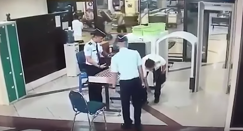 Momentul in care un pilot indonezian beat trece de control in aeroport. Reactia pasagerilor dupa ce a ajuns in cabina. VIDEO