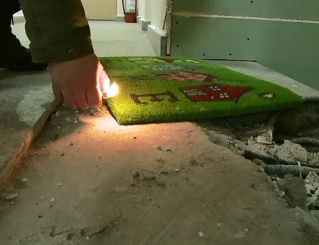 Teroare printre locatarii unui bloc din cartierul bucurestean Crangasi. Oamenii incearca sa afle cine a provocat 4 incendii