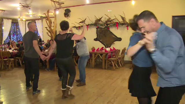 Turistii romani au inceput deja sa sarbatoreasca trecerea dintre ani in statiuni. "Am venit din America, dupa 16 ani"