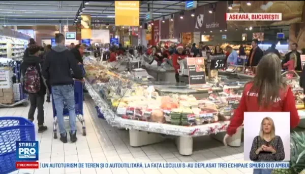 Aglomeratie in magazine, vineri noapte. Romanii au facut cumparaturi tinand cont de superstitii: Strugurii aduc bogatie