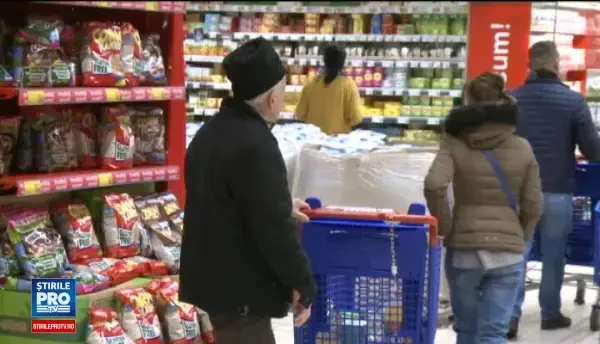 Revelionul aproape ca i-a prins pe multi romani la coada prin magazine. Unii au facut cumparaturi tinand cont de superstitii