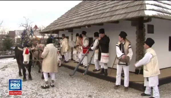 Galagie mare in curtea casei lui Ion Creanga. Cei mai vrednici gospodari din sat i-au trecut pagul aducand cu ei plugusorul