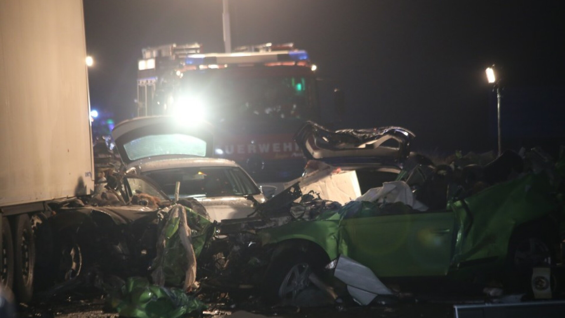 Grav accident in noaptea dintre ani, in Germania. 6 morti si 13 raniti intr-un accident pe o autostrada. FOTO