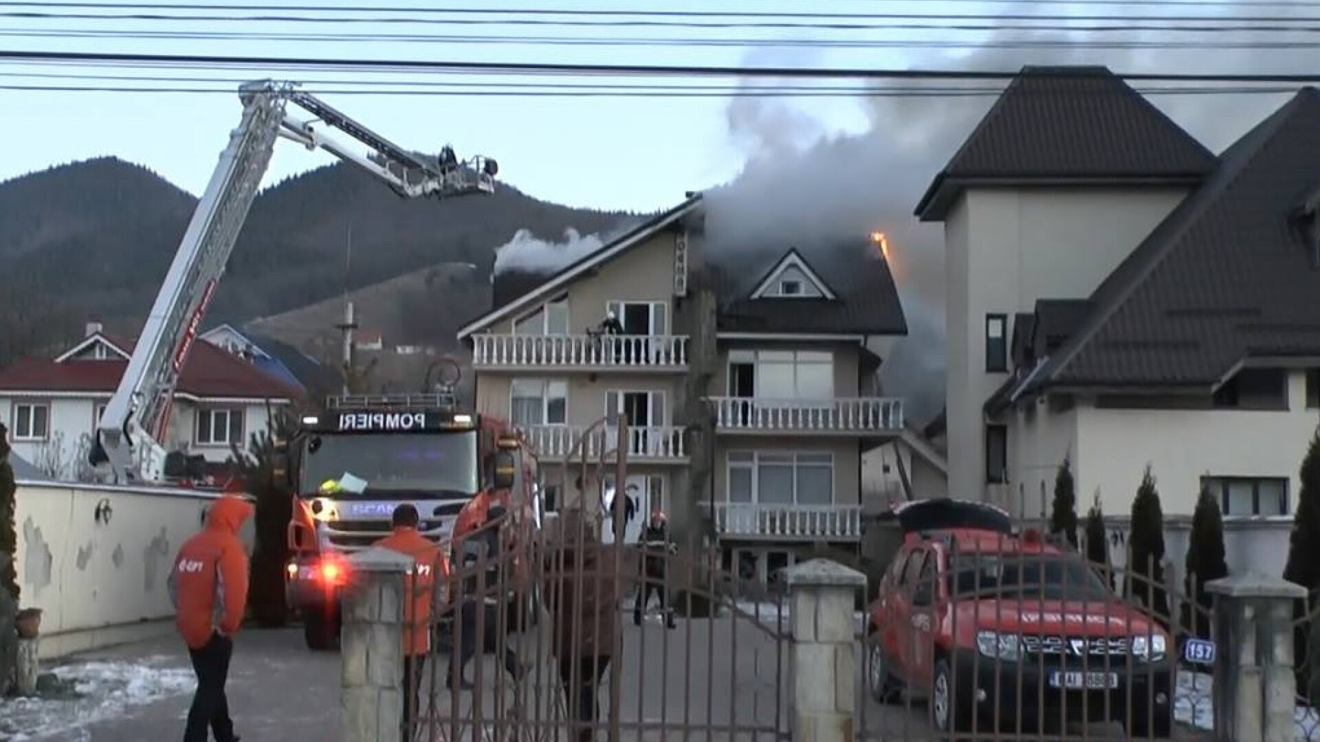 Incendiu la o pensiune de langa Piatra Neamt. Turistii cazati au fost evacuati. VIDEO