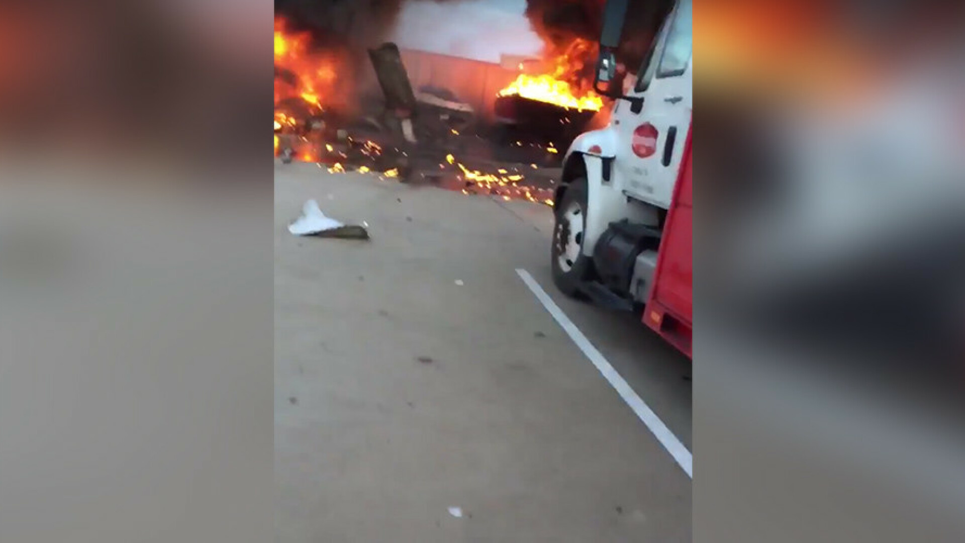 Doua avioane de mici dimensiuni s-au ciocnit in aer, in Texas. Trei oameni au murit. VIDEO