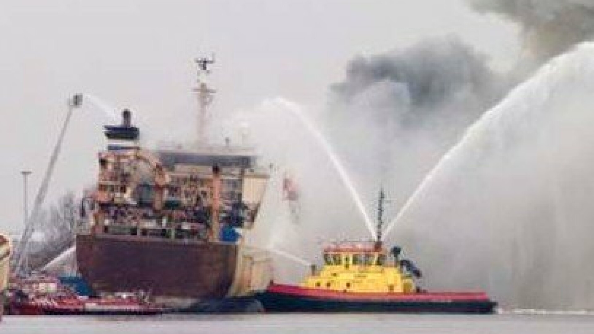 Incendiu puternic la bordul unei ambarcatiuni din Indonezia. Cel putin 23 de oameni au murit si zeci au fost raniti