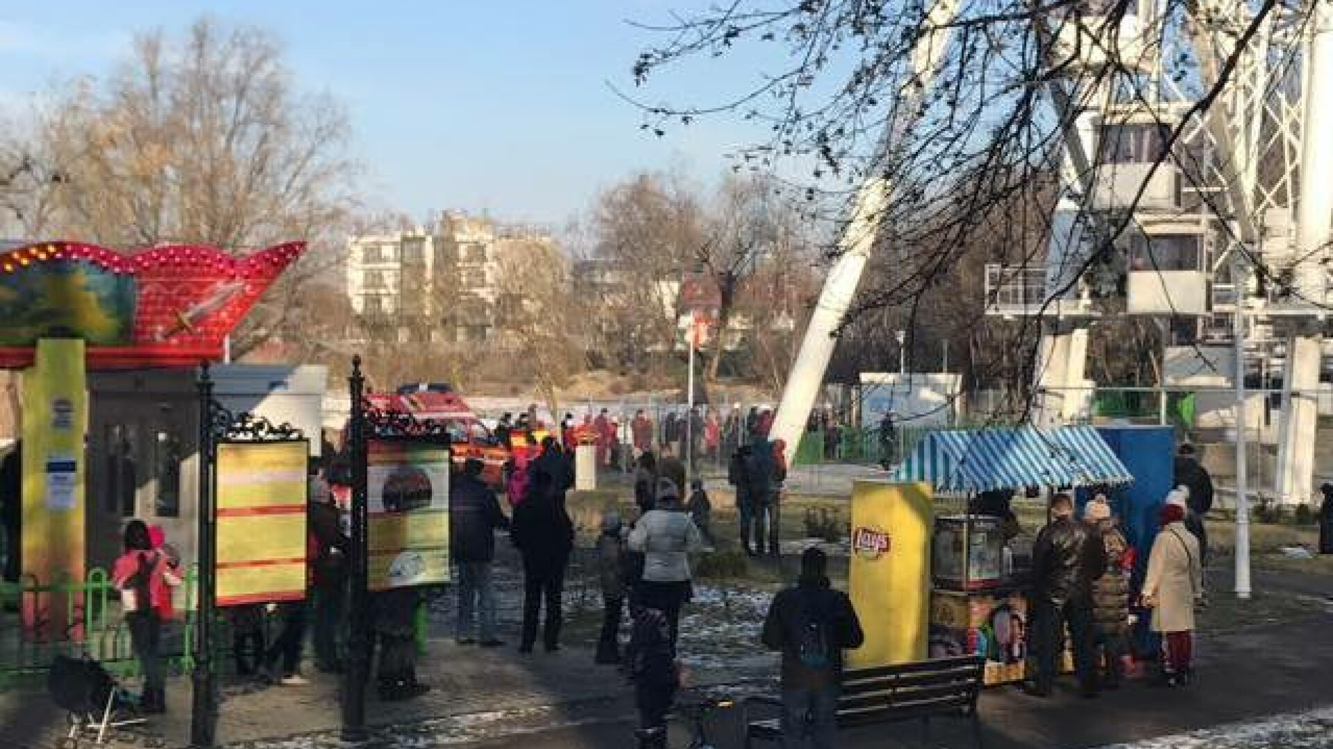 52 de persoane, blocate timp de 45 de minute in Roata Mare, din Parcul Tei. Pompierii nu au putut interveni cu scarile uriase