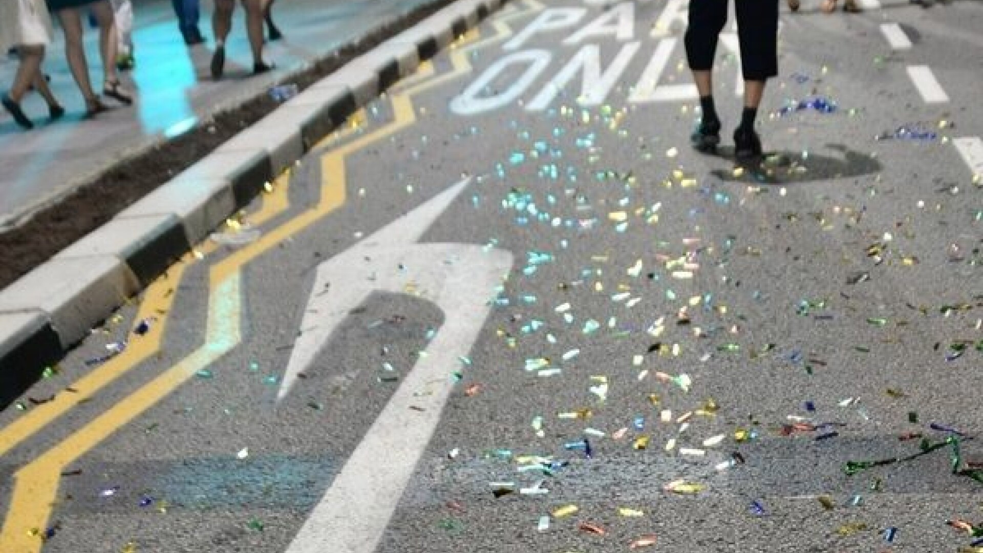 "Dezmatul" de Anul Nou pe strazile din Marea Britanie a devenit traditie: femei bete si barbati violenti. FOTO