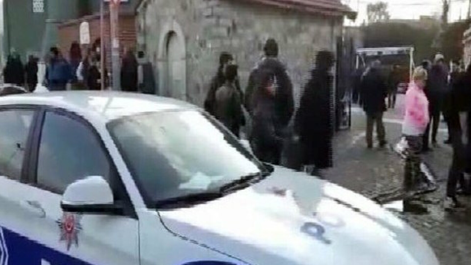 Doua persoane ranite intr-un nou atac armat la o moschee din Istanbul