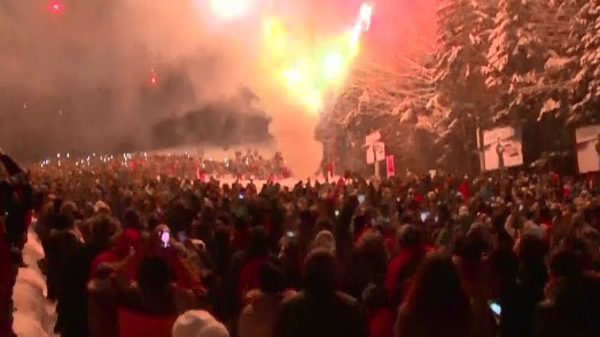 La munte, Anul Nou i-a gasit pe mii de turisti pe partie. Petrecaretii nu au simtit cele -14 grade din termometre