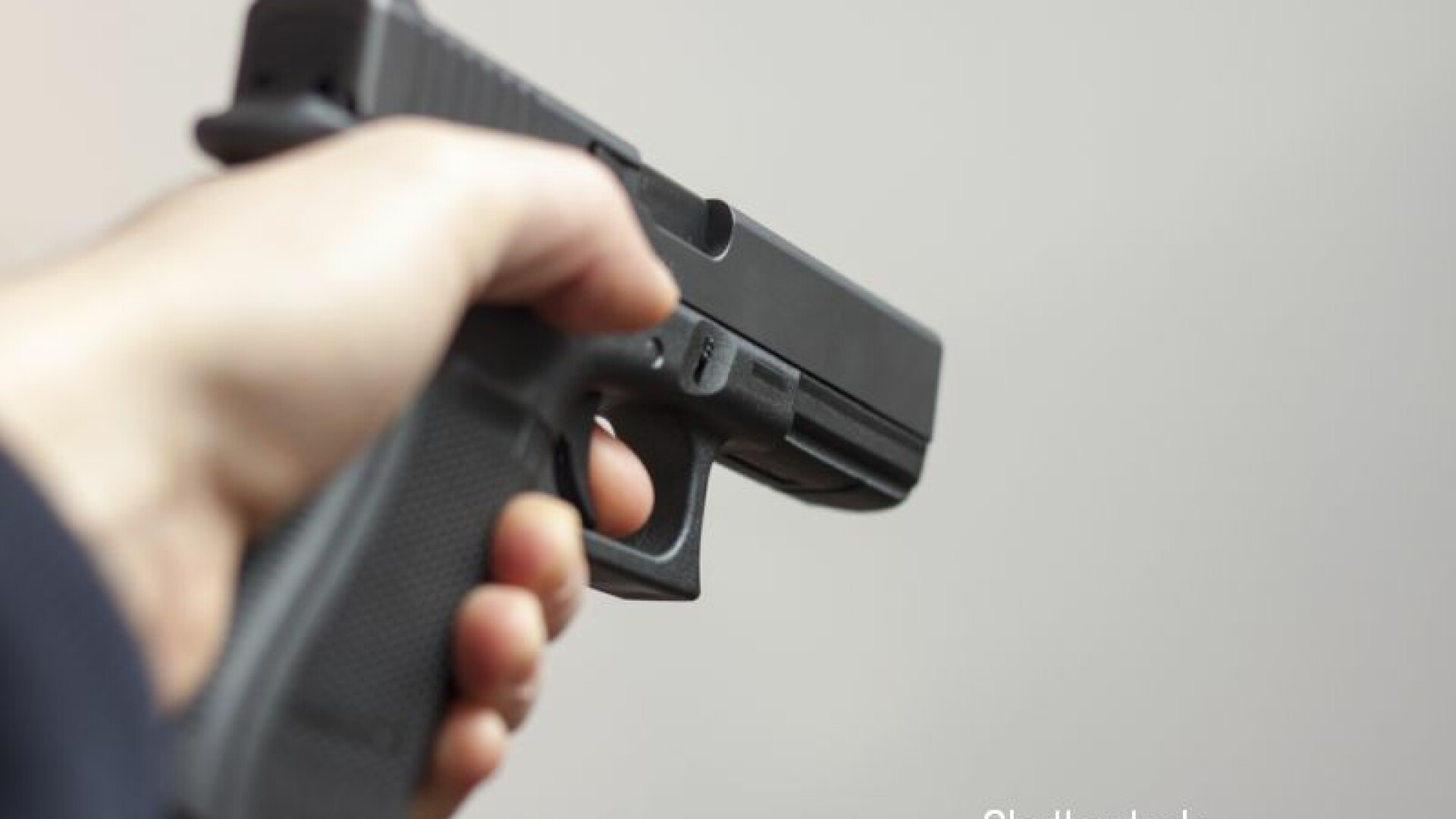 Sărbătorea cu focuri de armă, dar i s-a blocat pistolul. Ce a pățit după ce a verificat țeava