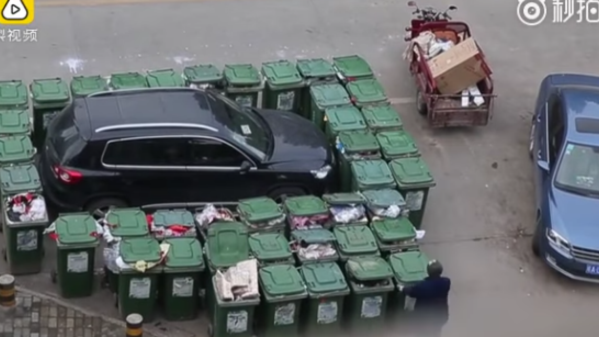 A parcat neregulamentar, iar un angajat de la salubritate s-a razbunat intr-un mod ingenios. Ce i-a facut masinii. VIDEO