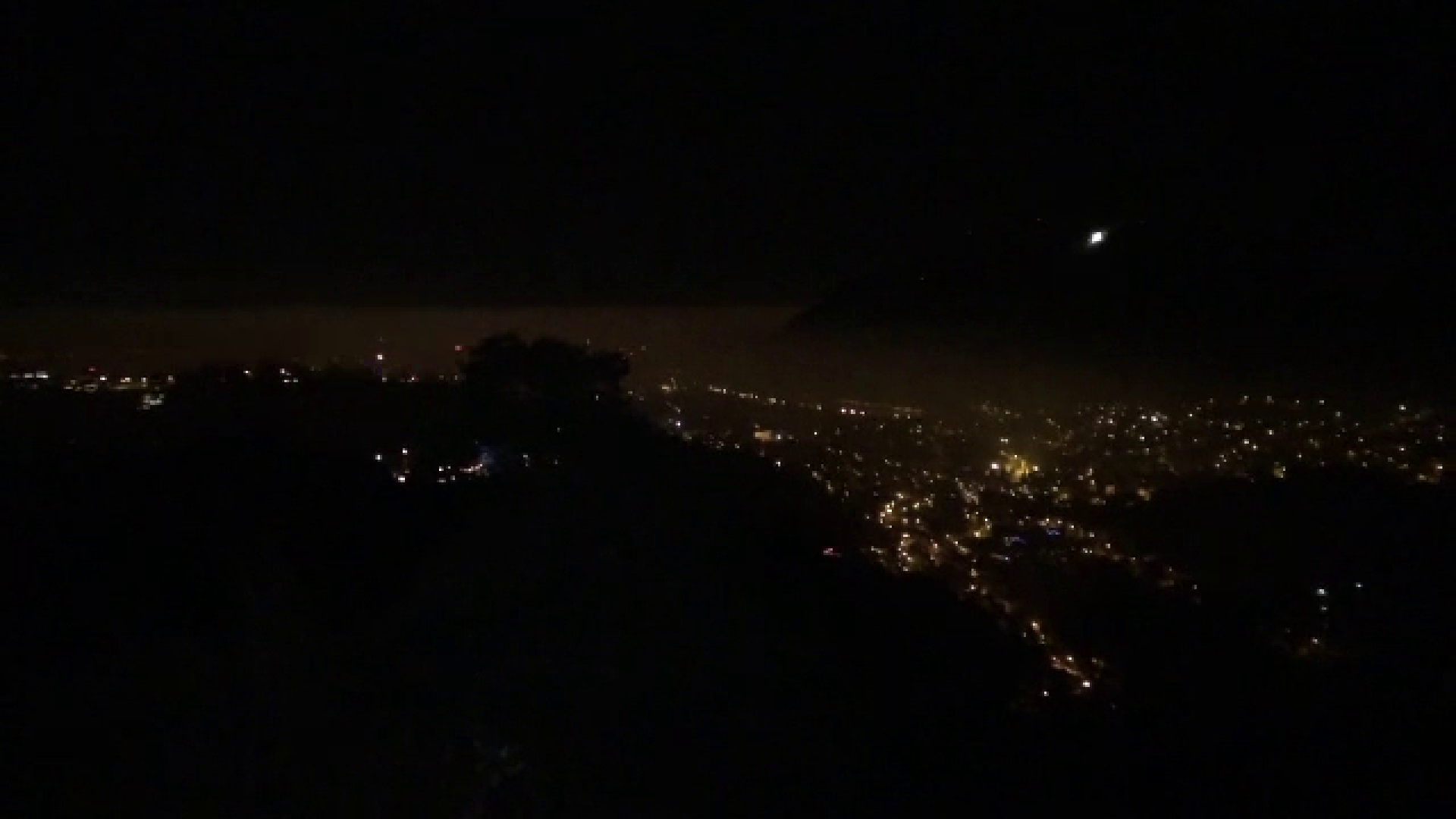 Zeci de romani au petrecut Revelionul in masina, din cauza celor care au oprit sa vada focul de artificii. Cum s-au distrat