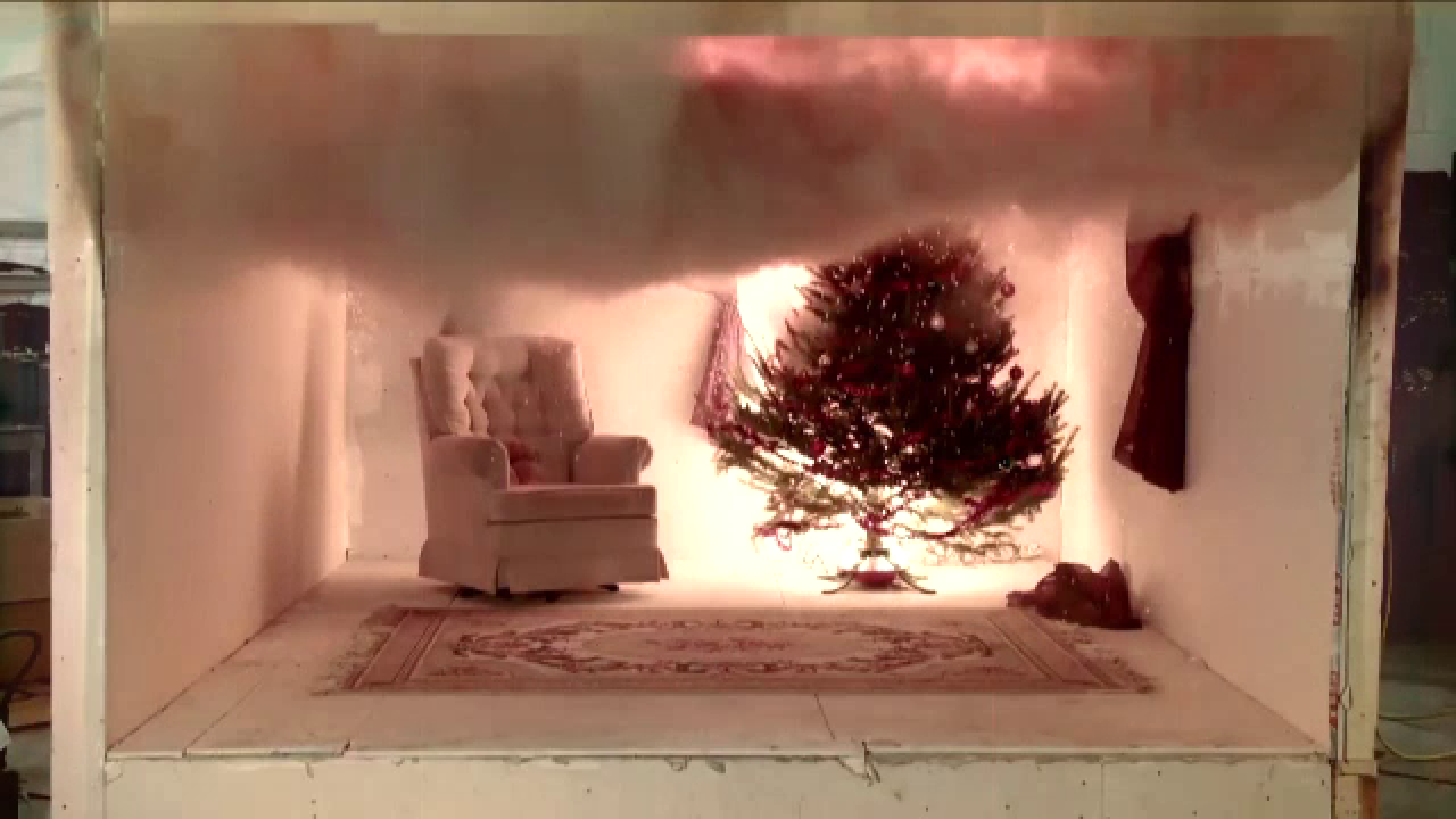 Tragedie de Revelion: o mama si fiul ei au ars dupa ce bradul a luat foc de la artificii. Greseala fatala comisa de femeie