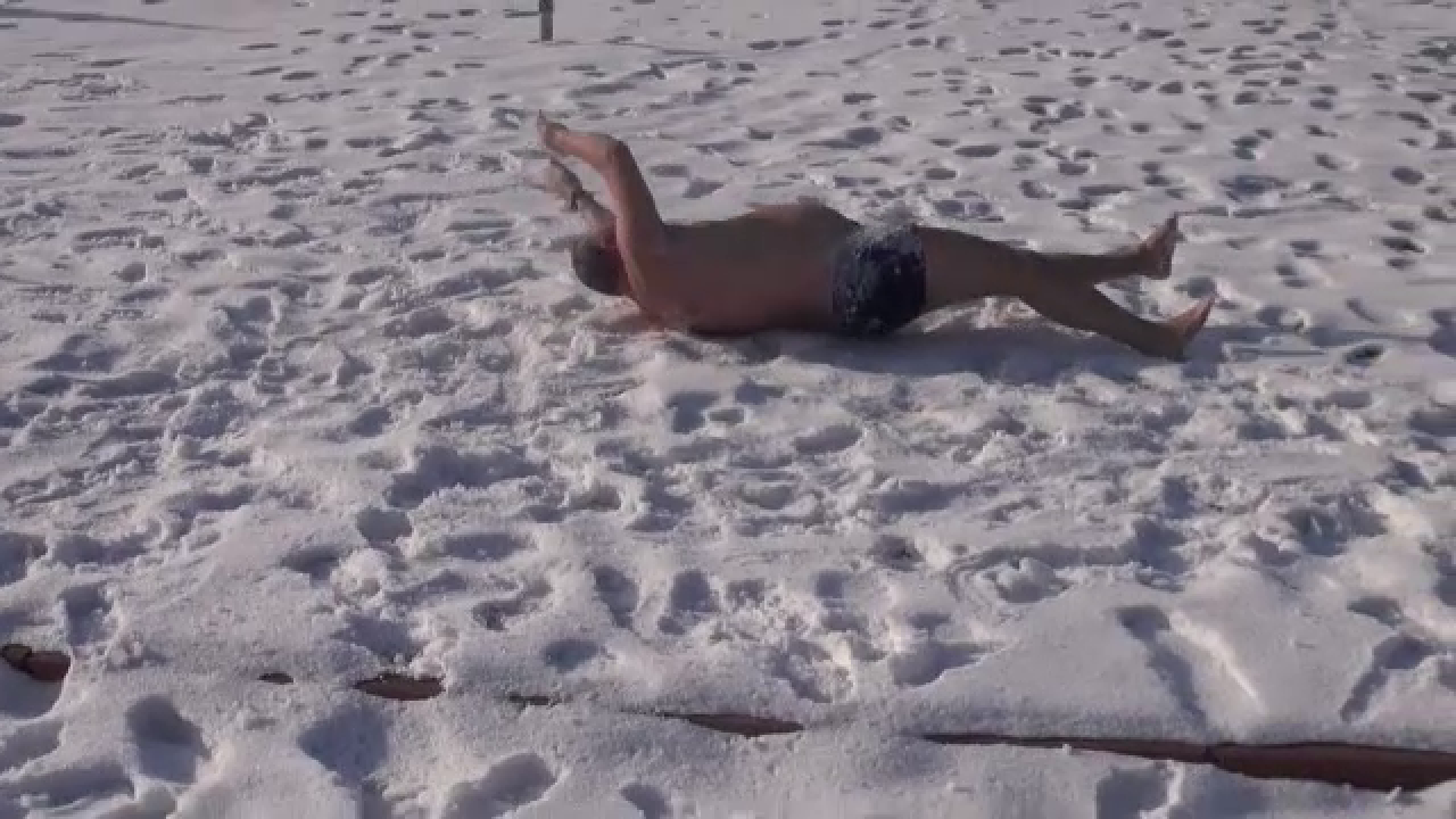 Turistii din Poiana Brasov au incheiat petrecerea de Revelion cu o noua petrecere. Cei mai curajosi s-au dezbracat in zapada