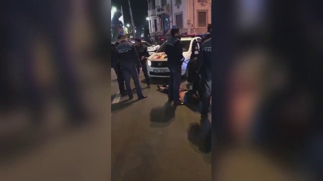 Politist rutier lovit cu pumnul de un sofer beat, in Capitala. Acesta a vrut sa fuga dupa ce a acrosat o tanara pe "zebra"