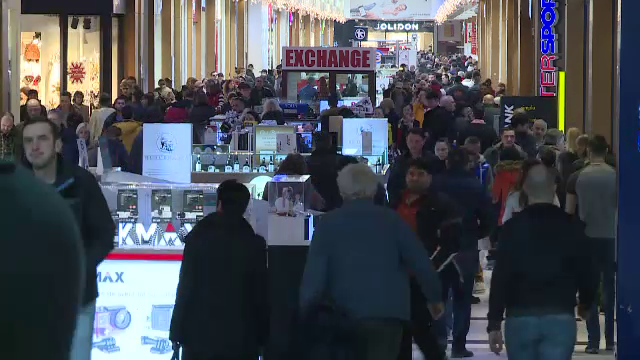 Reducerile mari la produsele de Craciun au umplut magazinele. Cat costa dulciurile si jucariile si cat dureaza promotiile