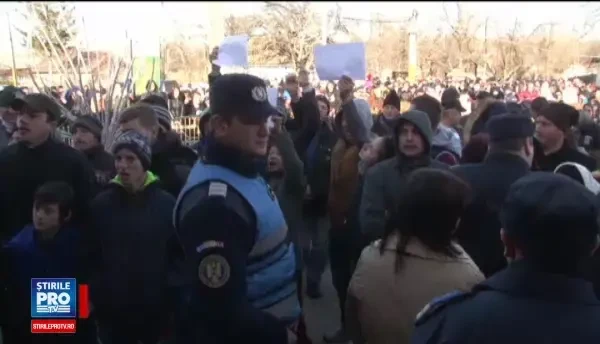 Primar din Botosani, asaltat cu oua si injurat de sateni pentru ca nu a organizat petrecere de Revelion. Cum se apara edilul