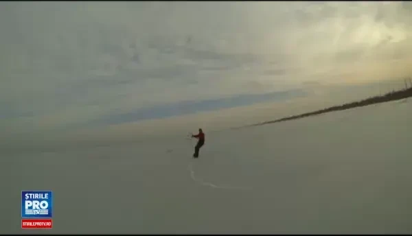 Ice-kiting pe un lac inghetat din Galati. Doi tineri si-au modificat echipamentul clasic pentru a patina tractati de zmeu