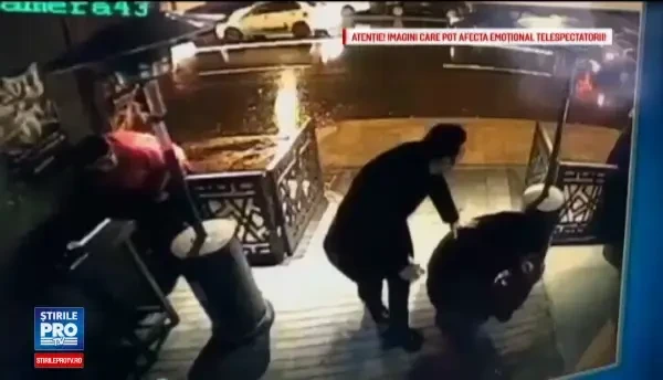 Teroristul din Istanbul a venit cu un taxi la club si a tras 180 de gloante. Imaginile surprinse de camere in fata localului