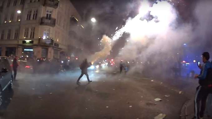 Panica de Revelion in orasul suedez Malmo. Mai multi indivizi au tras in multime cu petarde si artificii. VIDEO