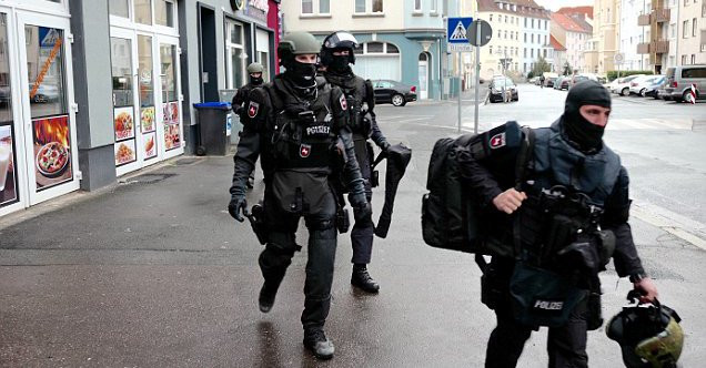 Un barbat a impuscat doi politisti in Elvetia, apoi a fugit. Atacatorul este cautat de politie