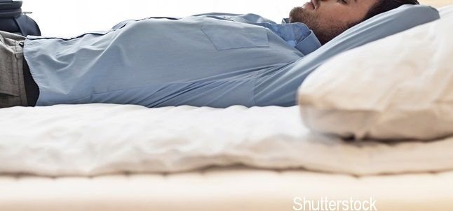 Un cuplu s-a intors acasa si a gasit un strain dormind in pat. Ce a urmat cand suspectul s-a trezit. VIDEO