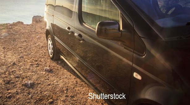 Au vrut sa se plimbe cu masina pe plaja, printre turisti, dar au regretat imediat gestul. Cum au reactionat oamenii. VIDEO