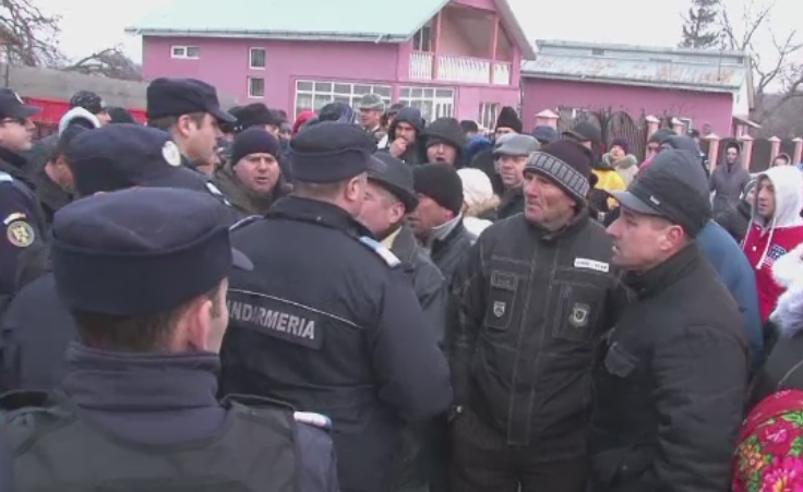 Primarul atacat cu oua pentru ca nu le-a organizat localnicilor petrecere de Anul Nou, internat in spital. Protestul continua