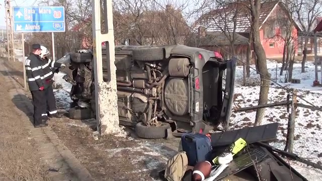 Patru persoane au ajuns la spital, dupa ce masina in care se aflau s-a izbit de un stalp. Ce ar fi provocat accidentul
